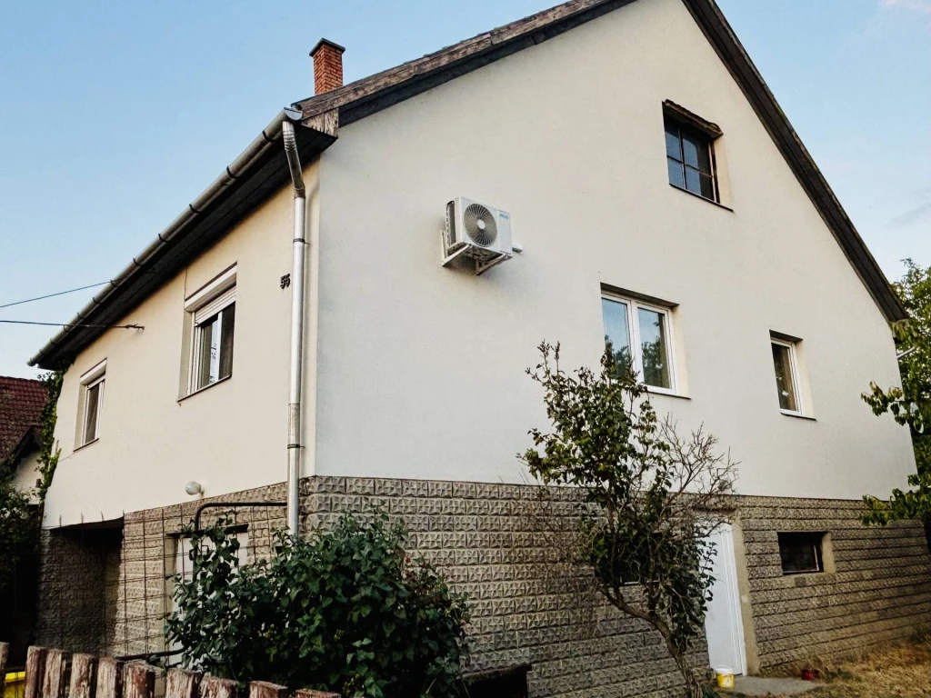 KISTOKAJ KÖZPONTJÁBAN, KIVÁLÓ UTCÁBAN KÉTSZINTES CSALÁDI HÁZ ELADÓ!