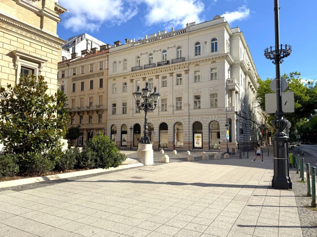 Felújítandó polgári lakás eladó a Hajós utcában!