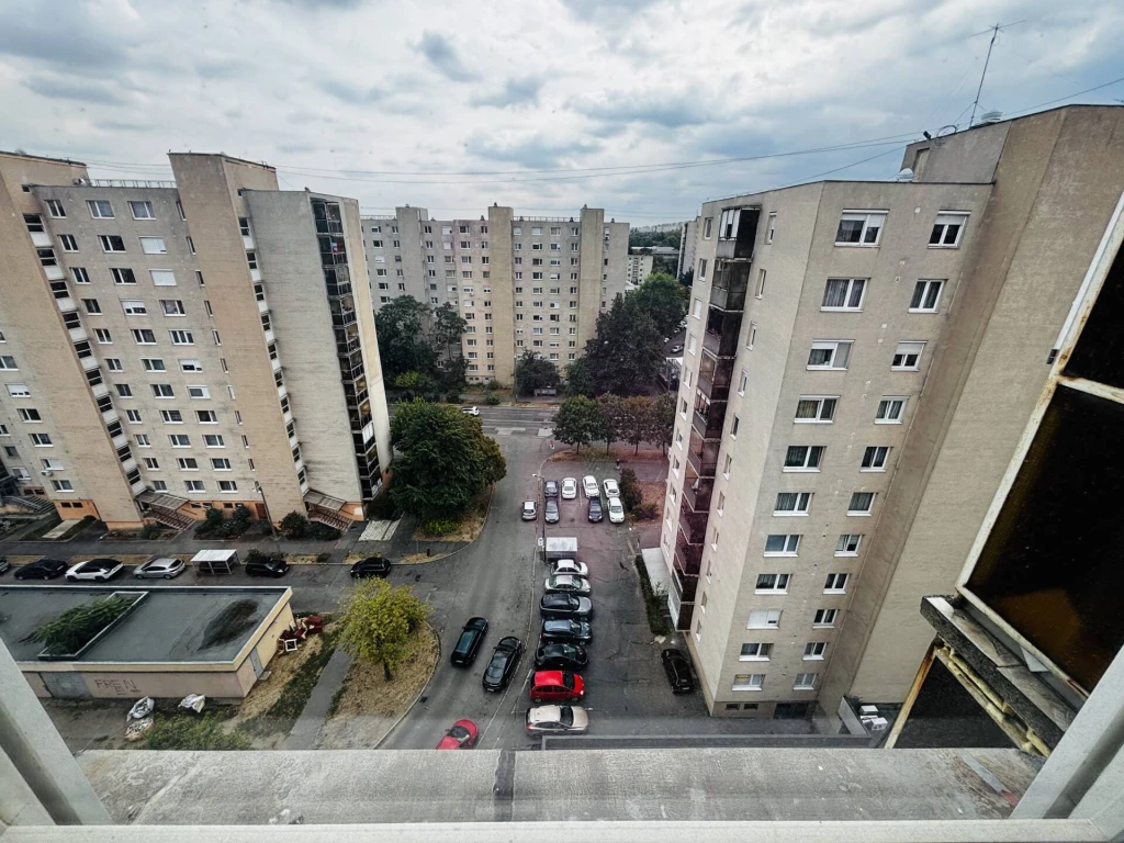 Miskolcon, a Corvin utcában kínálunk megvásárlásra egy felújítandó 1+2 fél szobás panel lakást