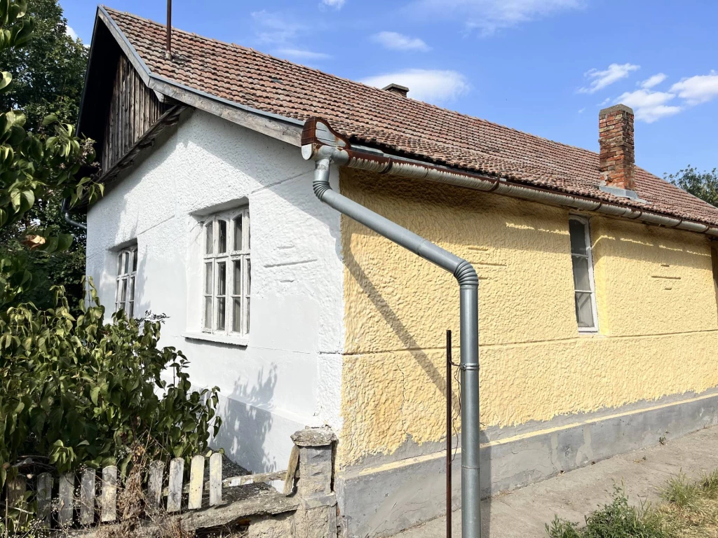 Jászladányon, Táncsics utcában — a település középső részén — eladó egy felújítandó, FÉLKOMFORTOS, nagy telkes, 3 szobás idős VÁLYOGHÁZ.