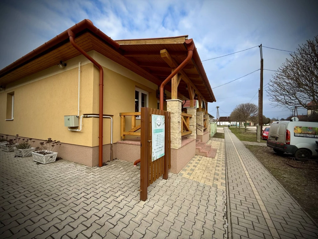 Kiadó üzlet, Újszász