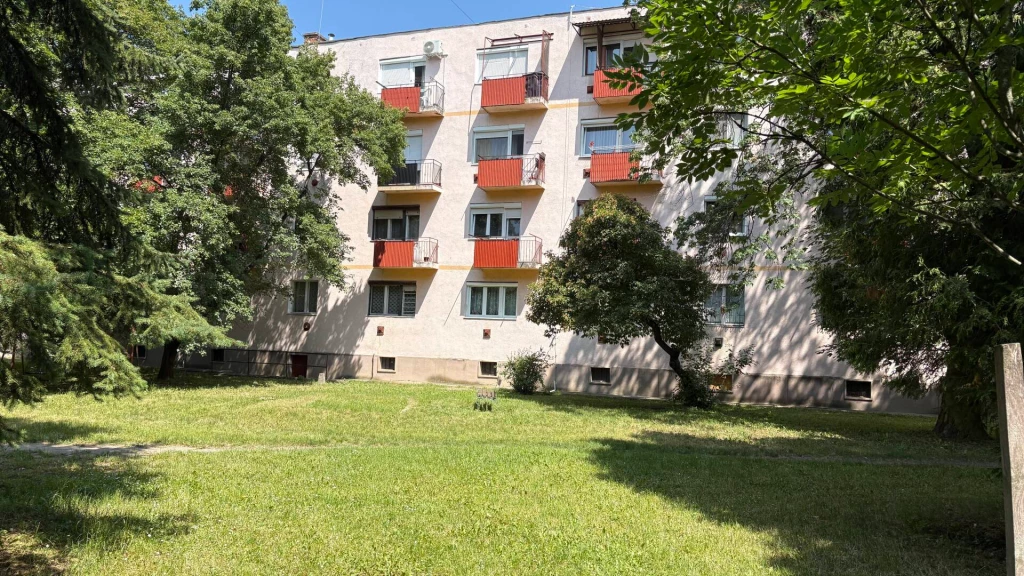 Teljes felújítást igénylő földszinti lakás eladó Miskolc – Kilián északi részén, az Erdélyi utcában!