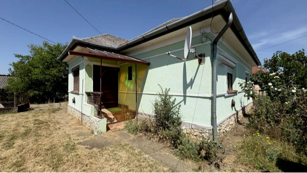 Átlagos állapotú családi ház Gesztely rendezett utcájában – formálja álmai otthonává!