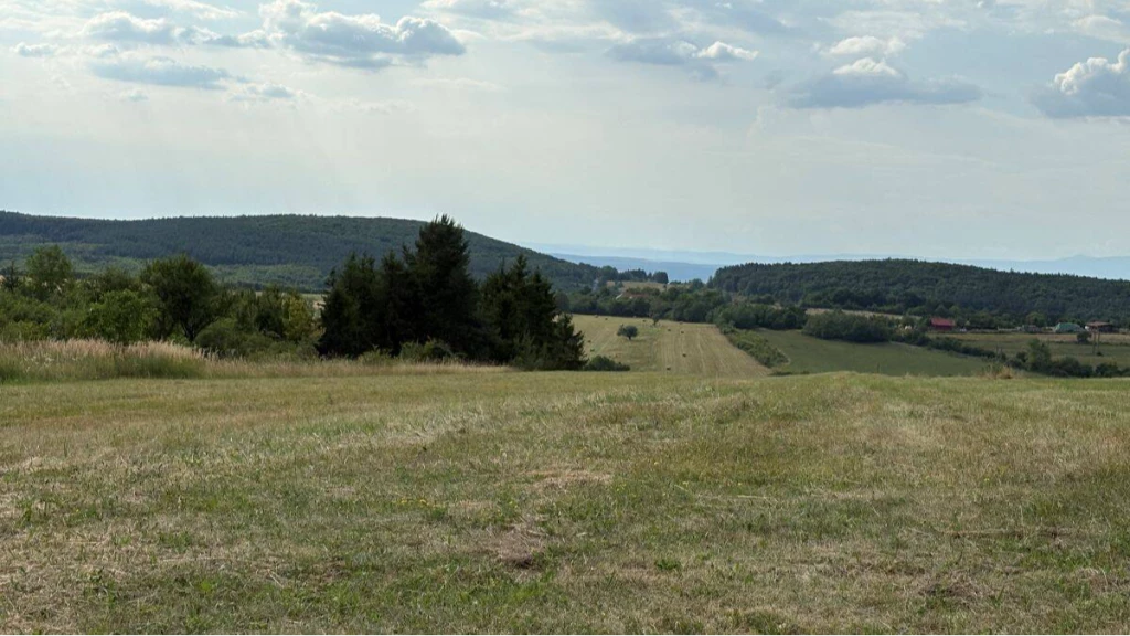 Eladó panorámás telek Mogyoróskán – ráadásul a regéci várra is kilátás nyílik!