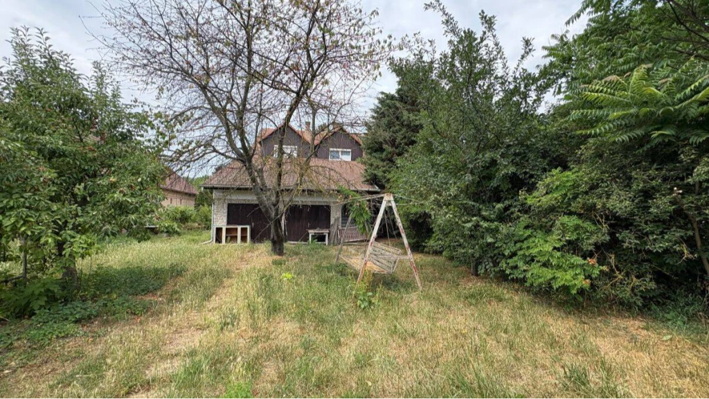 Tágas családi ház Gesztelyben – kétgenerációs otthonra, vállalkozásra is kiváló!