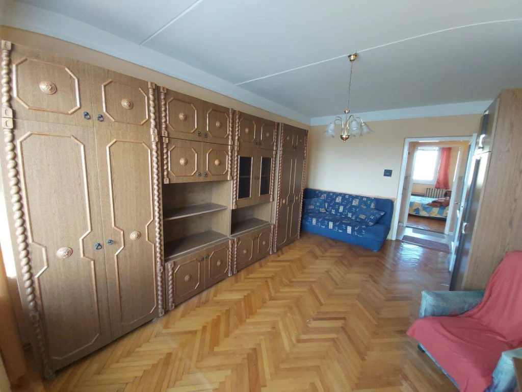 Az Avasi lakótelep központjában eladó egy kétszobás, erkélyes, napfényes 55 nm-es kétszobás ,tárolós lakást a 8. emeleten.