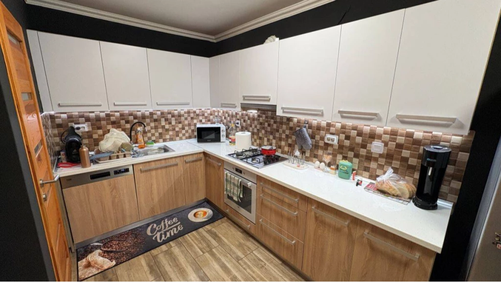 Alsózsolcán kínálunk megvételre egy igazán szerethető, fiatalos és hangulatos családi házat, amely 2023-ban felújításon esett át.