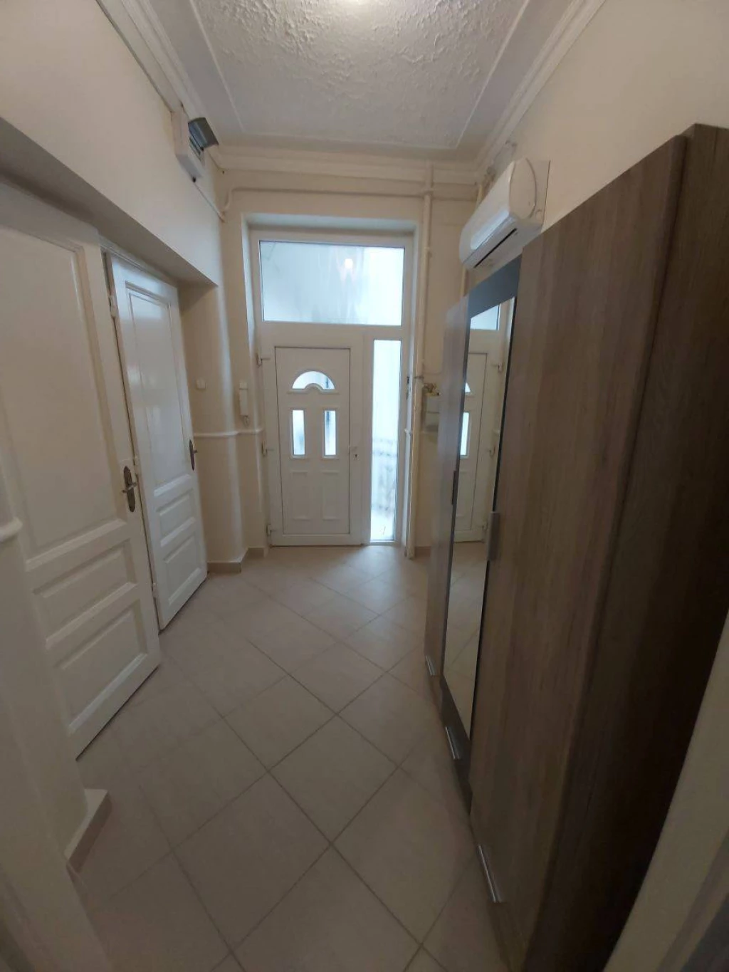 Csak szedd össze a ruháidat egy bőröndbe, gyere és költözz be, ide mást nem kell hozni.