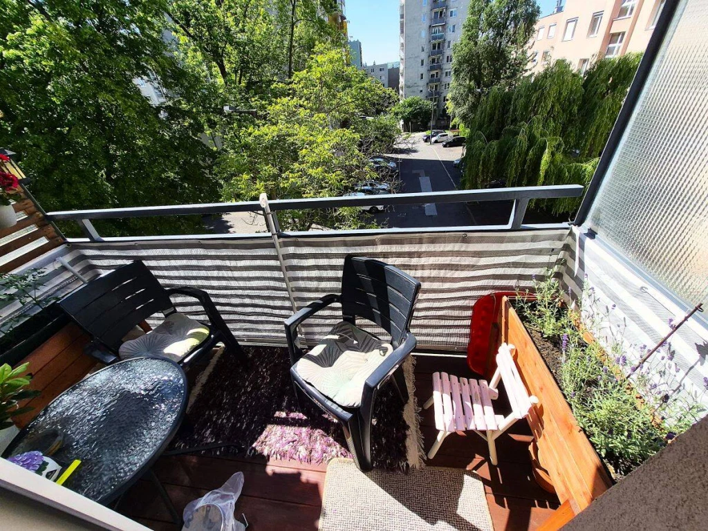 Avas-Délen kínálom megvételre a Sályi István utcában ezt a folyamatosan karban tartott, a 55 m2-es, 2 szobás, erkélyes,2. emeleti, lakást.