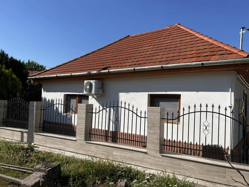 TELJESKÖRŰEN FELÚJÍTOTT CSALÁDI HÁZ ELADÓ MISKOLC–HEJŐCSABÁN!