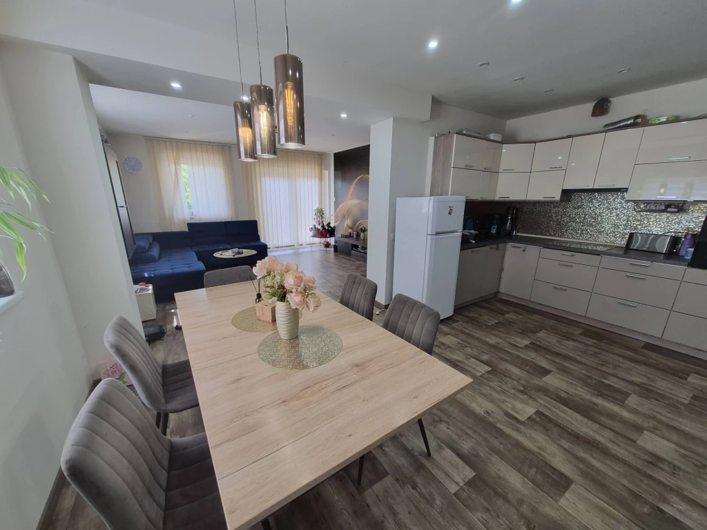 Eladó 3 generációs családi ház Szirmabesenyőn, 1700 m²-es telken