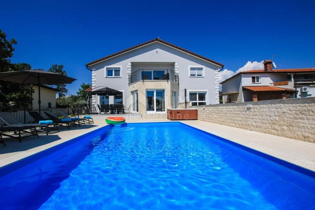 ISZTRIA, KAŠTELIR - Luxus villa medencével