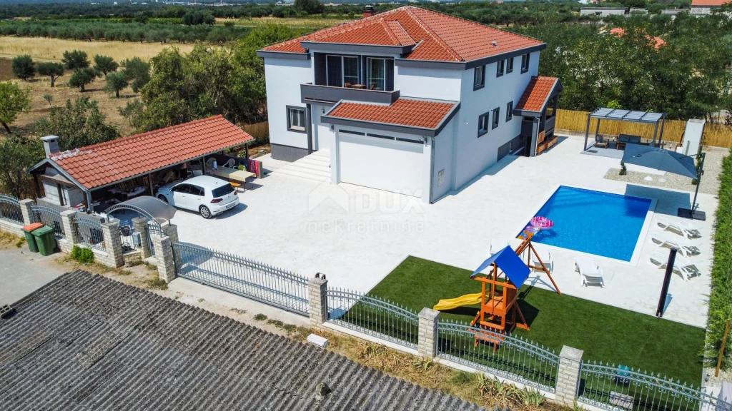 ZADAR, ZEMUNIK - Gyönyörű villa fűtött medencével