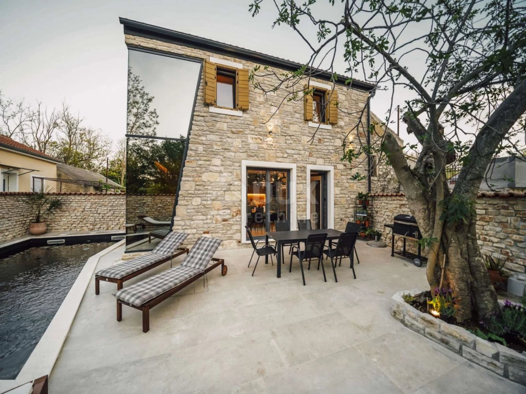 ZADAR, PRIVLAKA - Luxus kővilla fűtött medencével