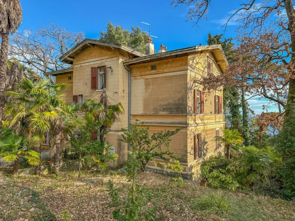 OPATIJA, KÖZPONT - egyedülálló történelmi villa 484 m2-es, második sorban a tenger felé