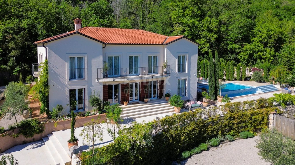 OPATIJA, BRSEČ - luxusvilla 430 m2, kilátással a medencére és a tengerre + parkosított kert 2700 m2