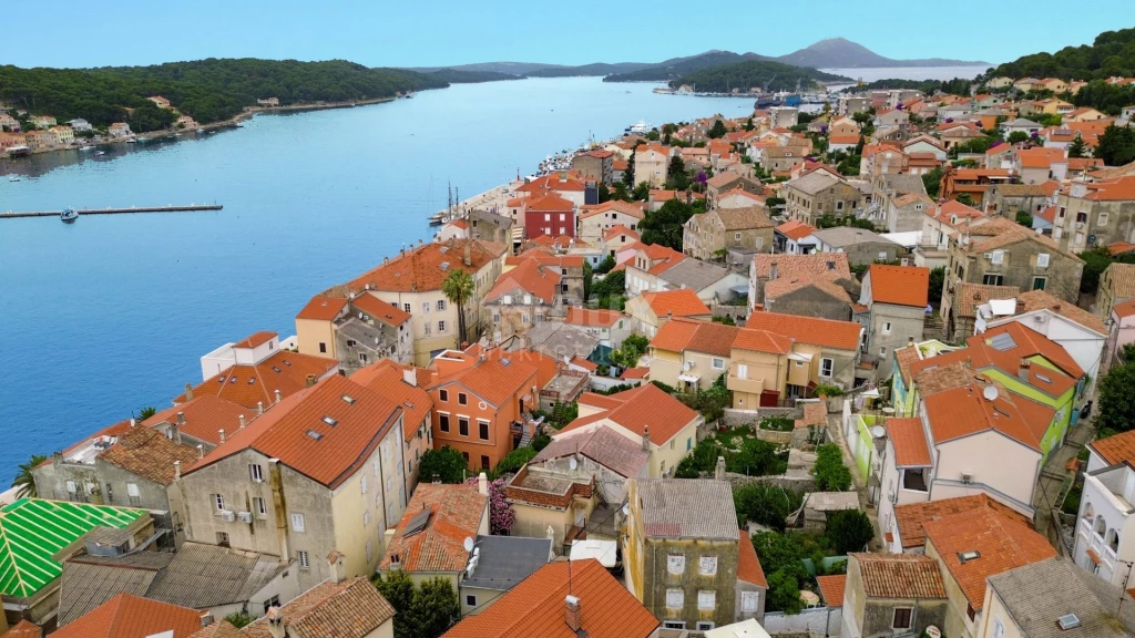 MALI LOŠINJ, KÖZPONT - Alkalmazkodásra alkalmas ház 90 méterre a tengertől!