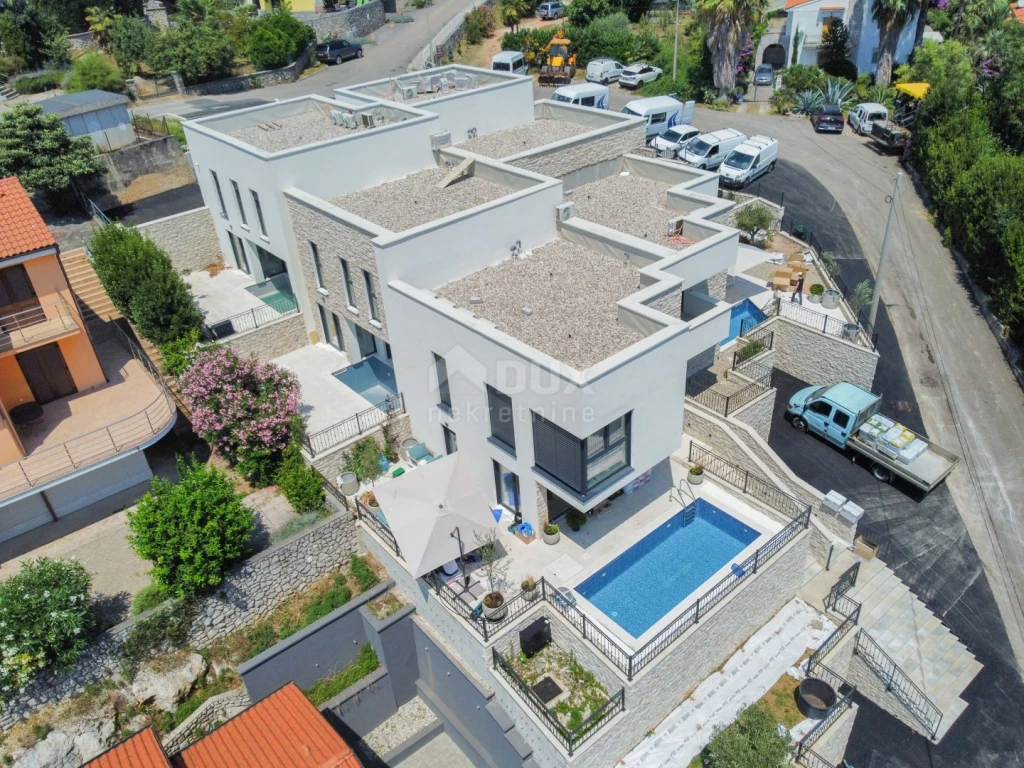 OPATIJA, LOVRAN - Exkluzív kétszintes apartman saját medencével, mindössze 150 méterre a strandtól, új építésű