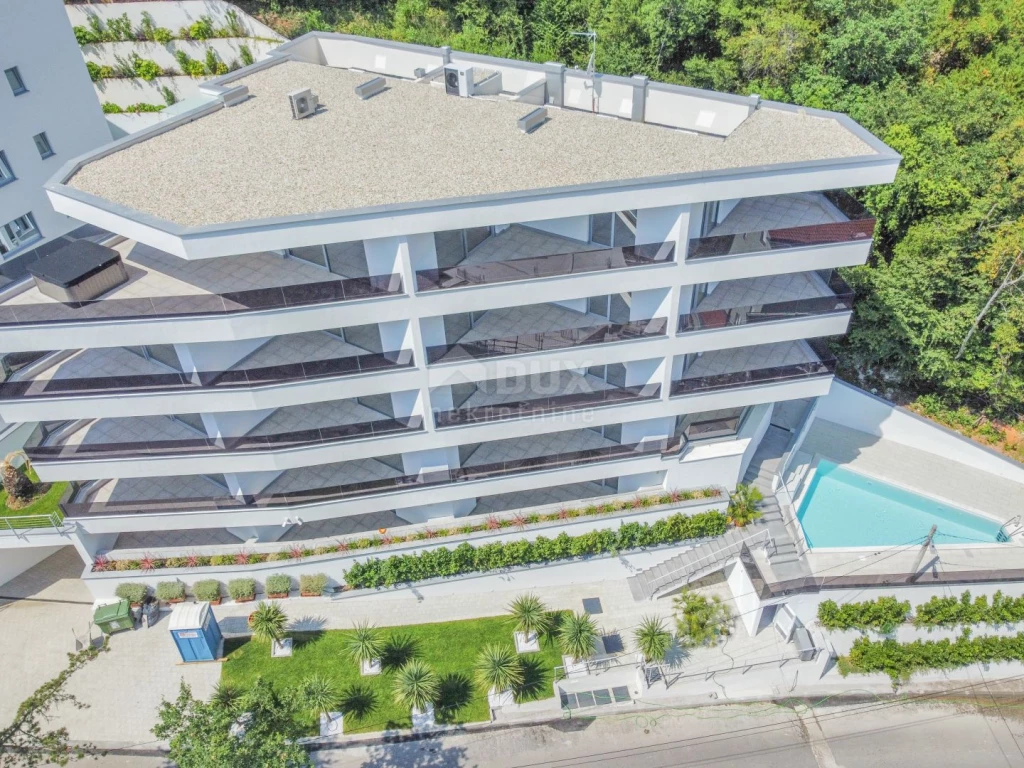 OPATIJA, KÖZPONT - nagyobb lakás egy új épületben tengerre néző kilátással, közös medencével, garázzsal