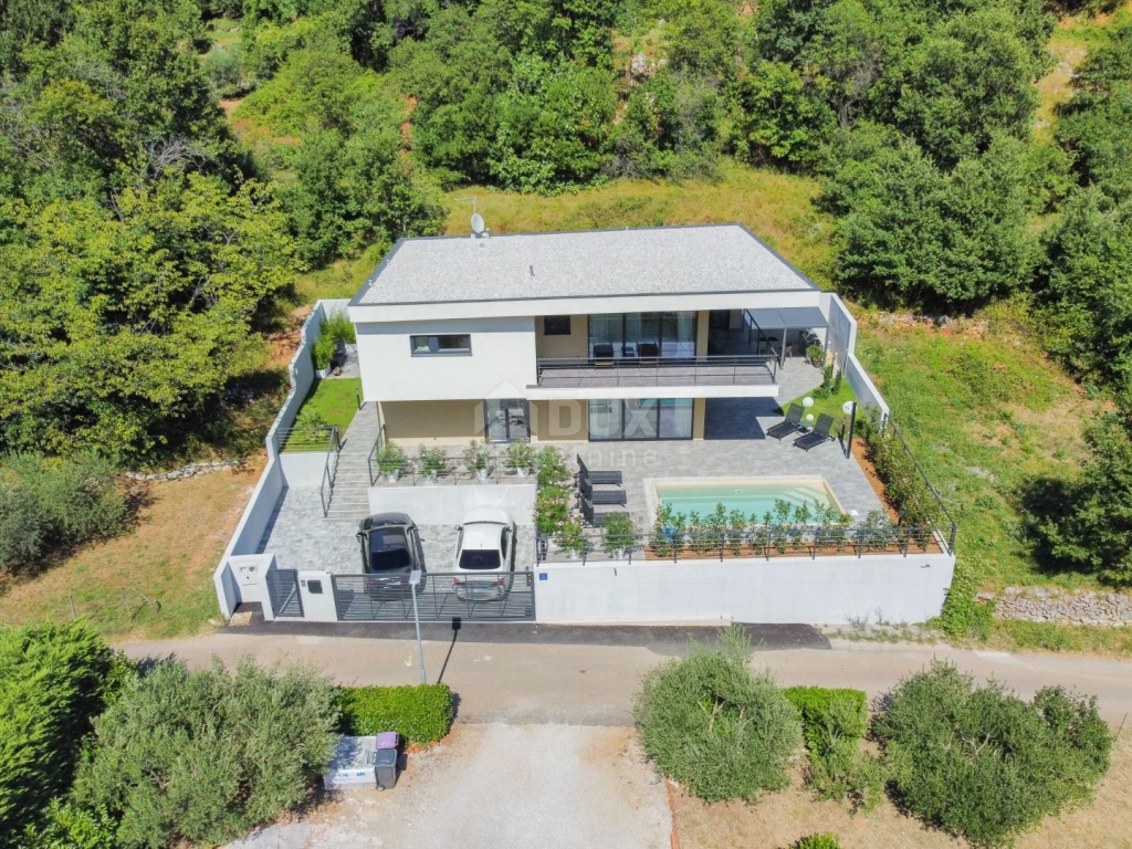 OPATIJA, MOŠĆENIČKA DRAGA - egy gyönyörű villa úszómedencével, zöldövezetben, mindössze 650 méterre a strandtól