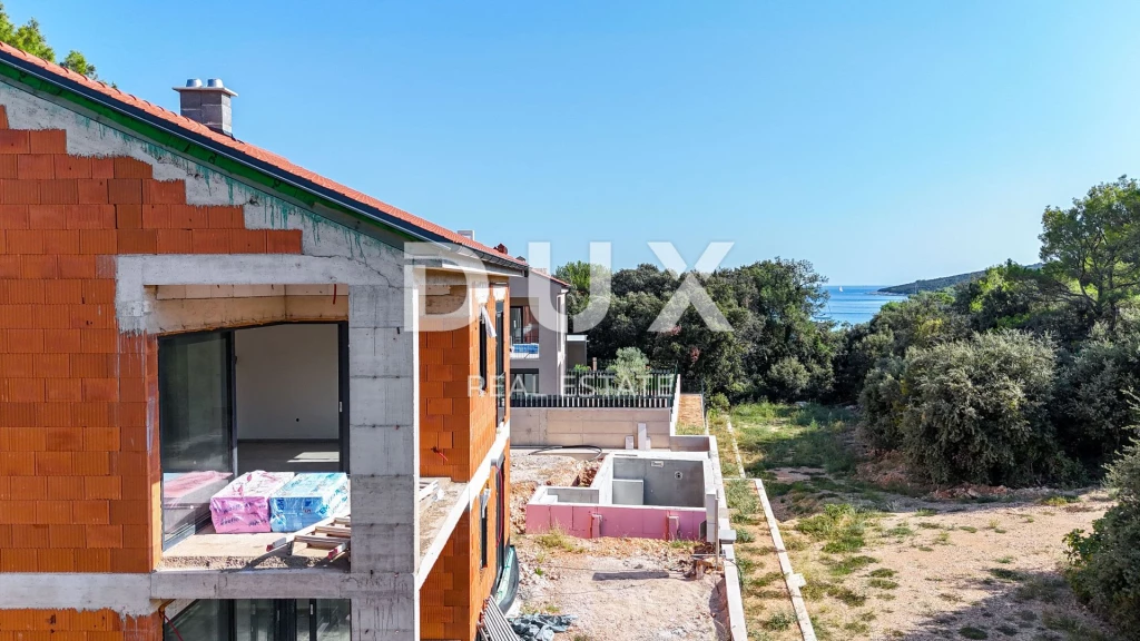 MALI LOŠINJ, ARTATORE - Apartman 2 hálószobával + fürdőszobával az 1. emeleten egy új épületben 250 méterre egy vonzó öböltől