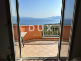 RIJEKA, KASTAV - 2 hálószobás + nappalis apartman panorámás tengerre néző kilátással + 2 parkolóhellyel! LEHETŐSÉG!