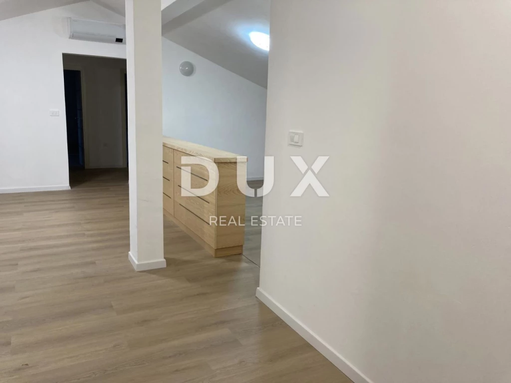 ISZTRIA, ROVINJ - Tágas apartman garázzsal és tárolóval