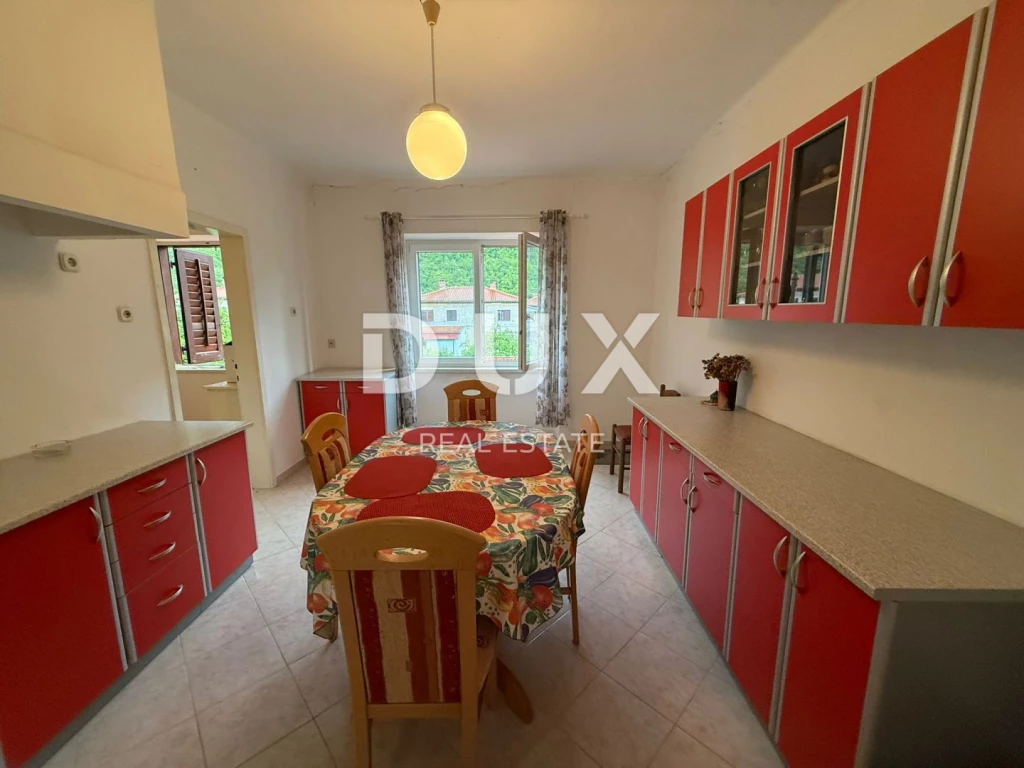 ISZTRIA, RAŠA - Első emeleti apartman kerttel