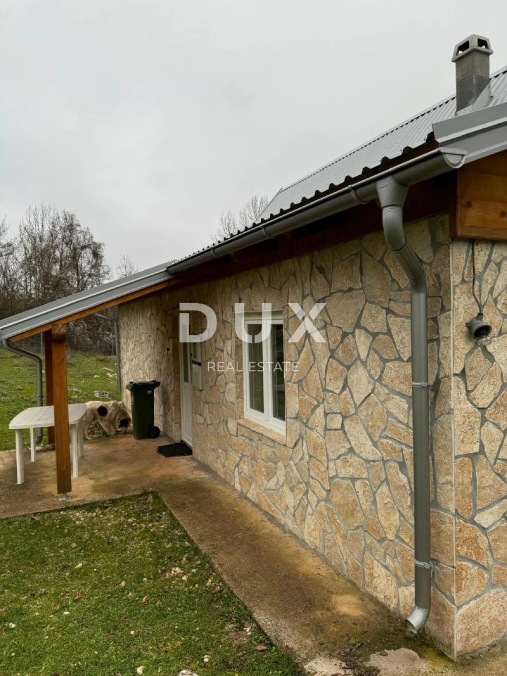PERUŠIĆ, STUDENCI - Gyönyörű nyaraló 50 000 m2 telken