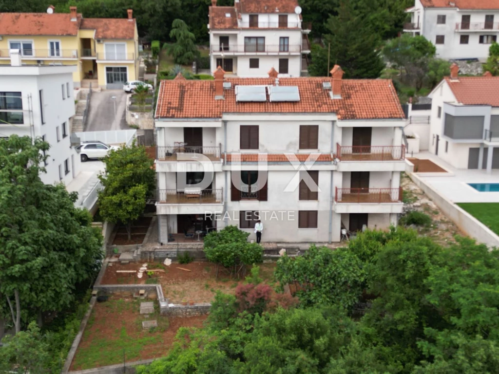OPATIJA, PAVLOVAC, VOLOSKO - 600 m2-es felújítandó ház/épület 4 apartmannal és panorámás tengerre néző kilátással + 1000 m2-es alapterület