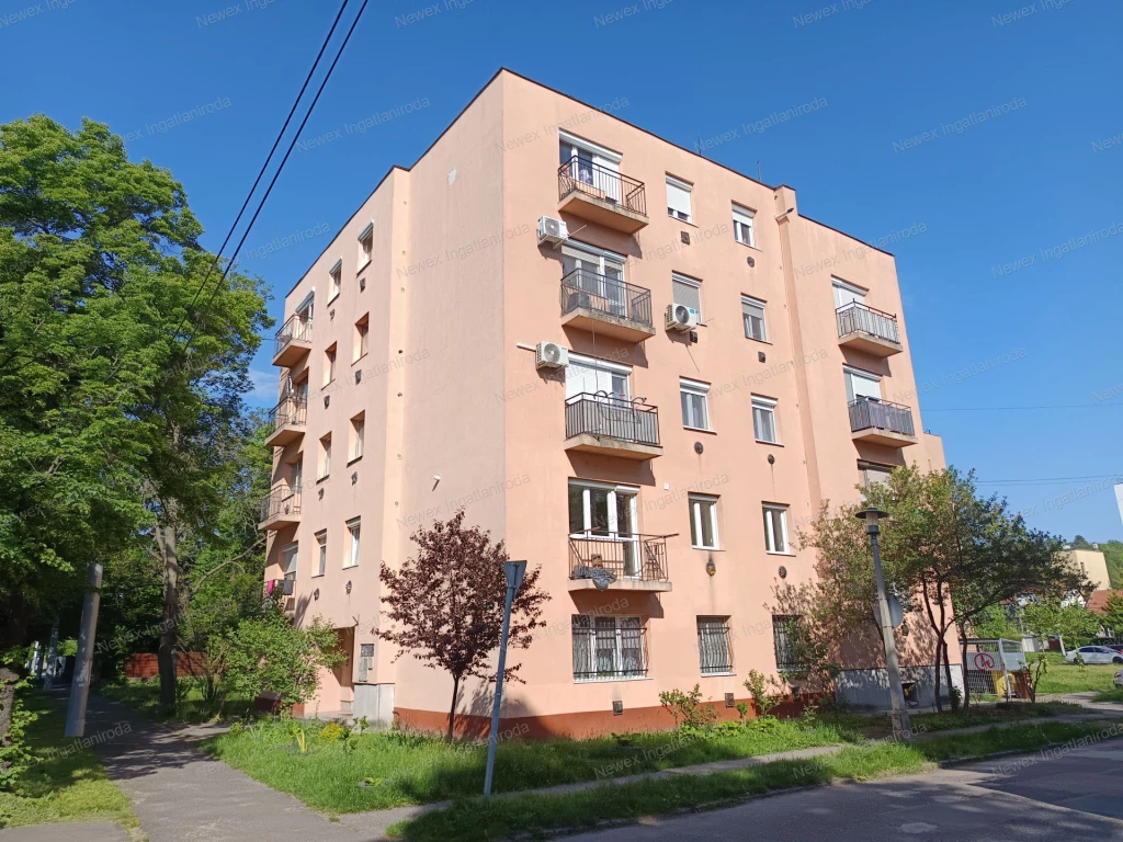 Győri kapui HŐSZIGETELT TÁRSASHÁZBAN eladó egy 2 szobás 44m2-es lakás!
