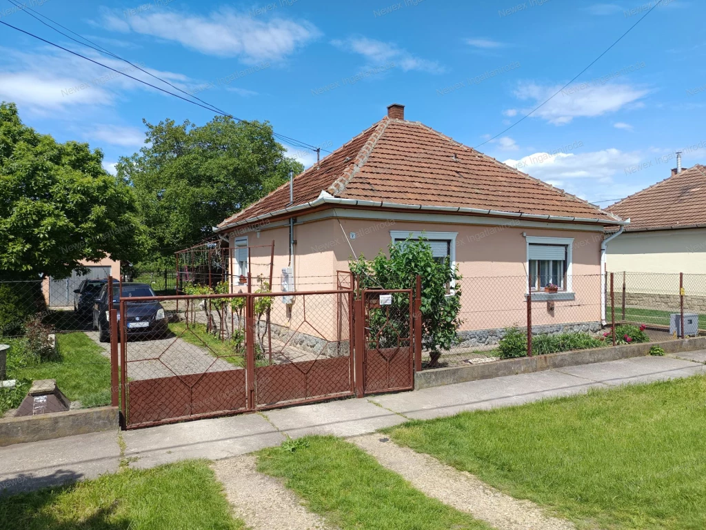 2 + 2 FÉL SZOBÁS CSALÁDI HÁZ ELADÓ EMŐDÖN!