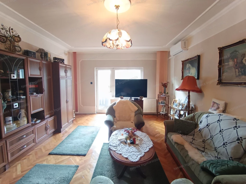 Miskolc Bulgárföldön 6 szobás, tetőtér-beépítéses családi ház 329 m2-es telken eladó!