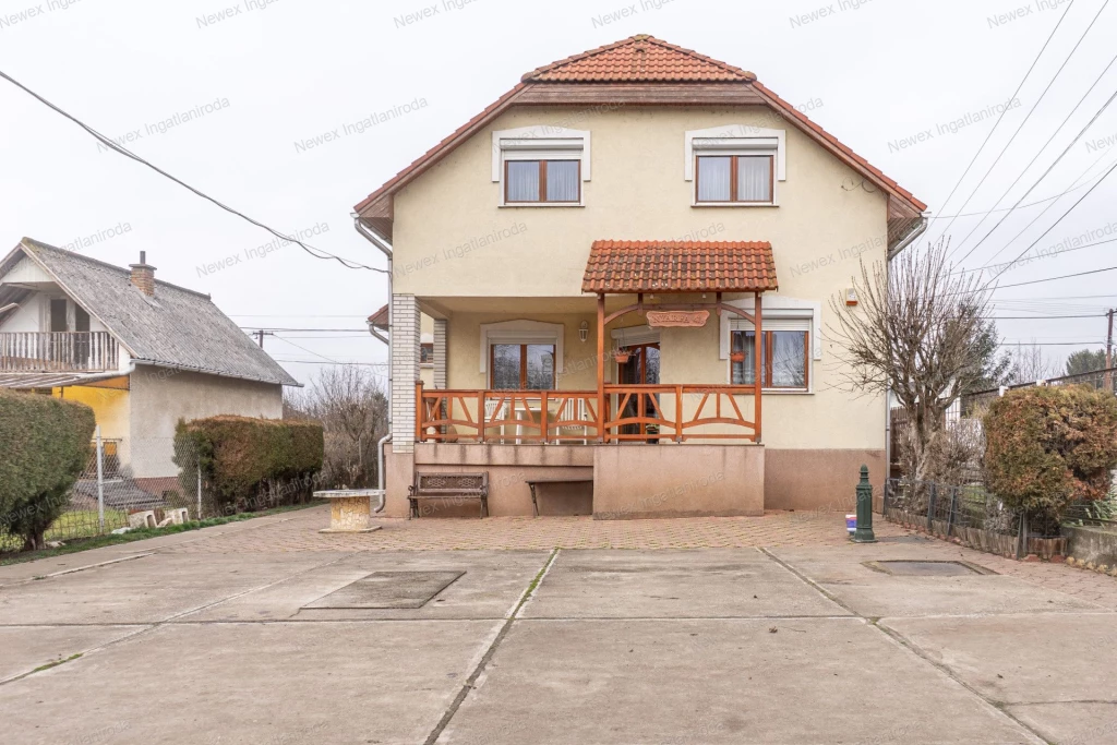 Biztonságos, jól felszerelt családi ház saroktelke, sok lehetőséggel!