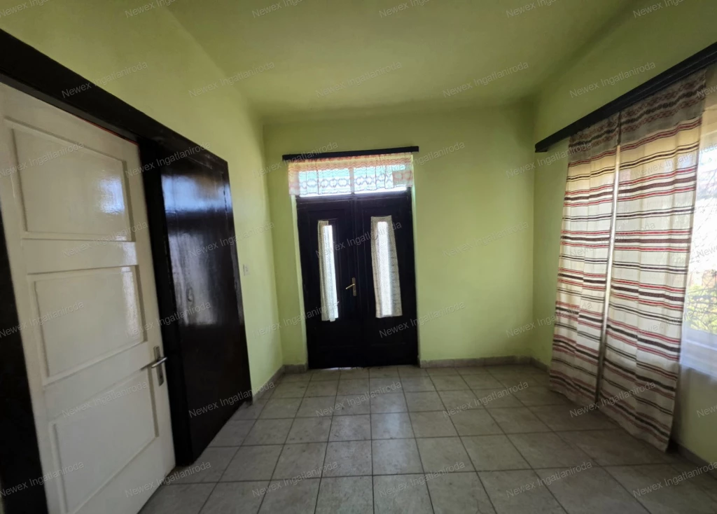 Belvárosi családi ház nagy telekkel!