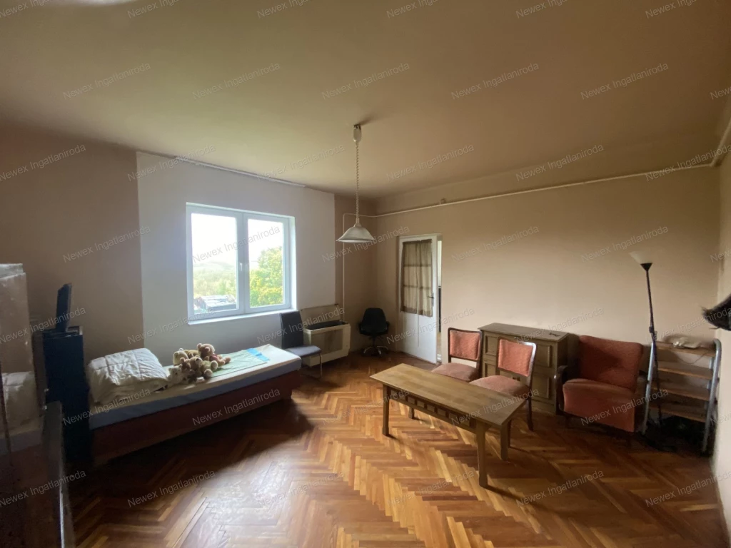 Azonnal költözhető, Átlagos állapotú első emeleti lakás Putnokon