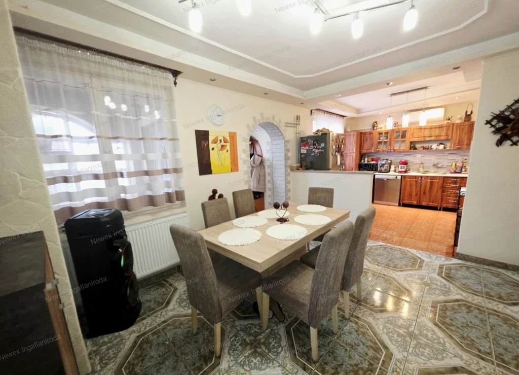 Stabil, jó állapotú családi ház Felsőzsolcán, nagy telekkel és garázzsal!