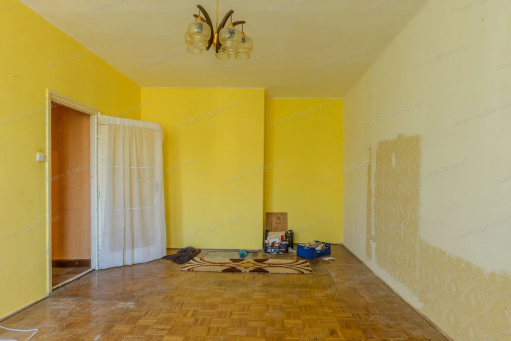 Felújítandó második emeleti lakás eladó!