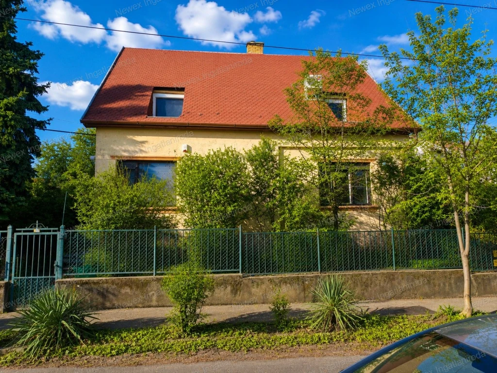 Kiadó tágas, barátságos családi ház FELSŐ szintje Miskolcon - igazi nyugalomsziget nagy kerttel!