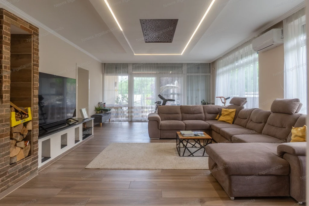 Prémium otthon 1.404 m²-es telken, medencével és dupla garázzsal Arnóton eladó!