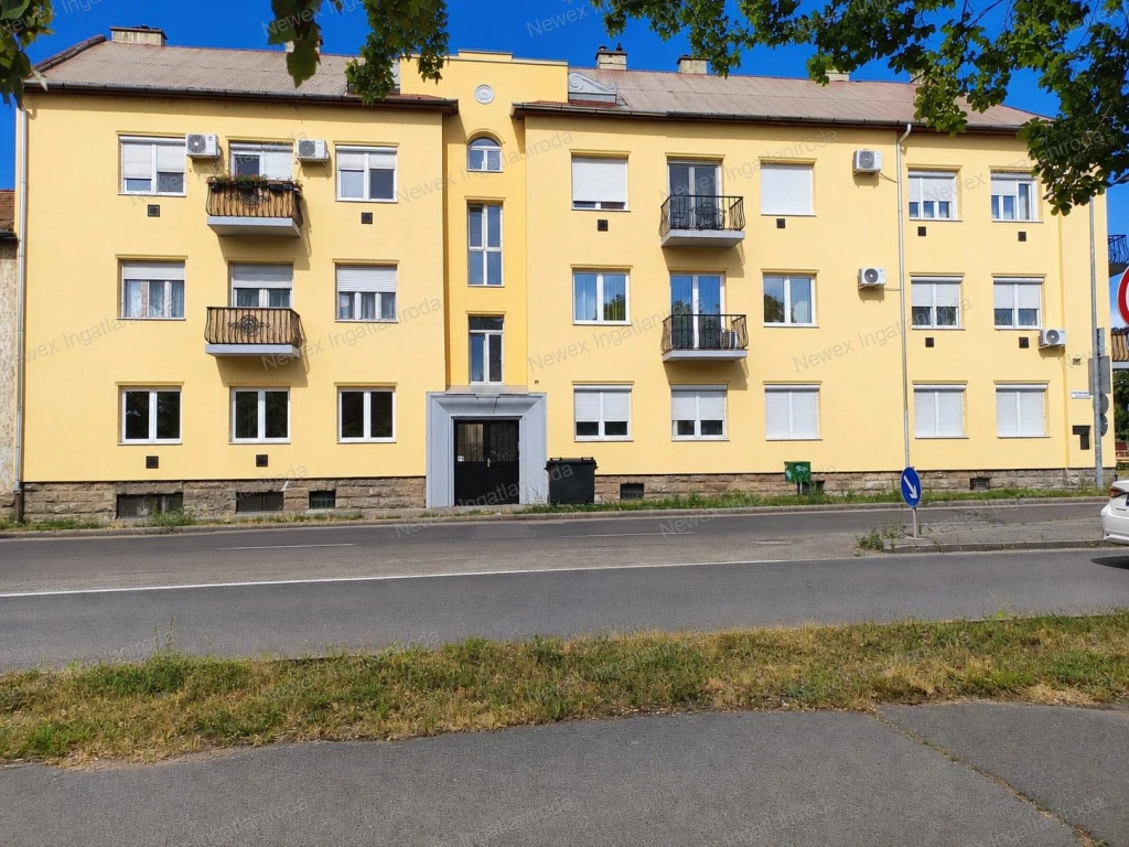 Jelentősen felújított, HŐSZIGETELT, földszinti 3 szobás téglalakás eladó Miskolc belvárosában - azonnal költözhető!