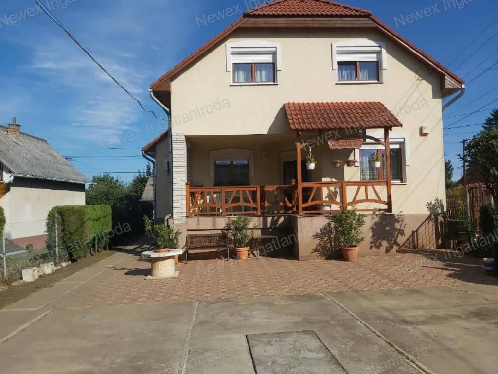 Kétszintes családi ház 200 m²-es melléképülettel Hernádkak csendes részén