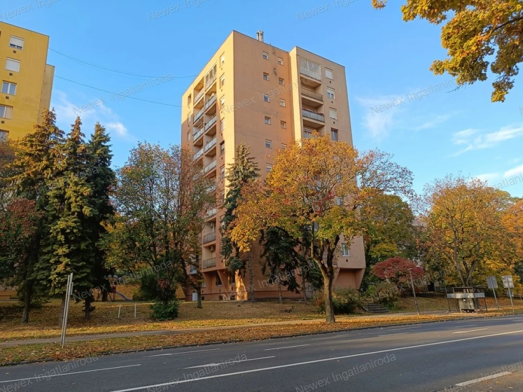 Eladó 54 m²-es, bútorozott, hőszigetelt, 2 szobás lakás nagyméretű erkéllyel Miskolc Szentpéteri kapuban!