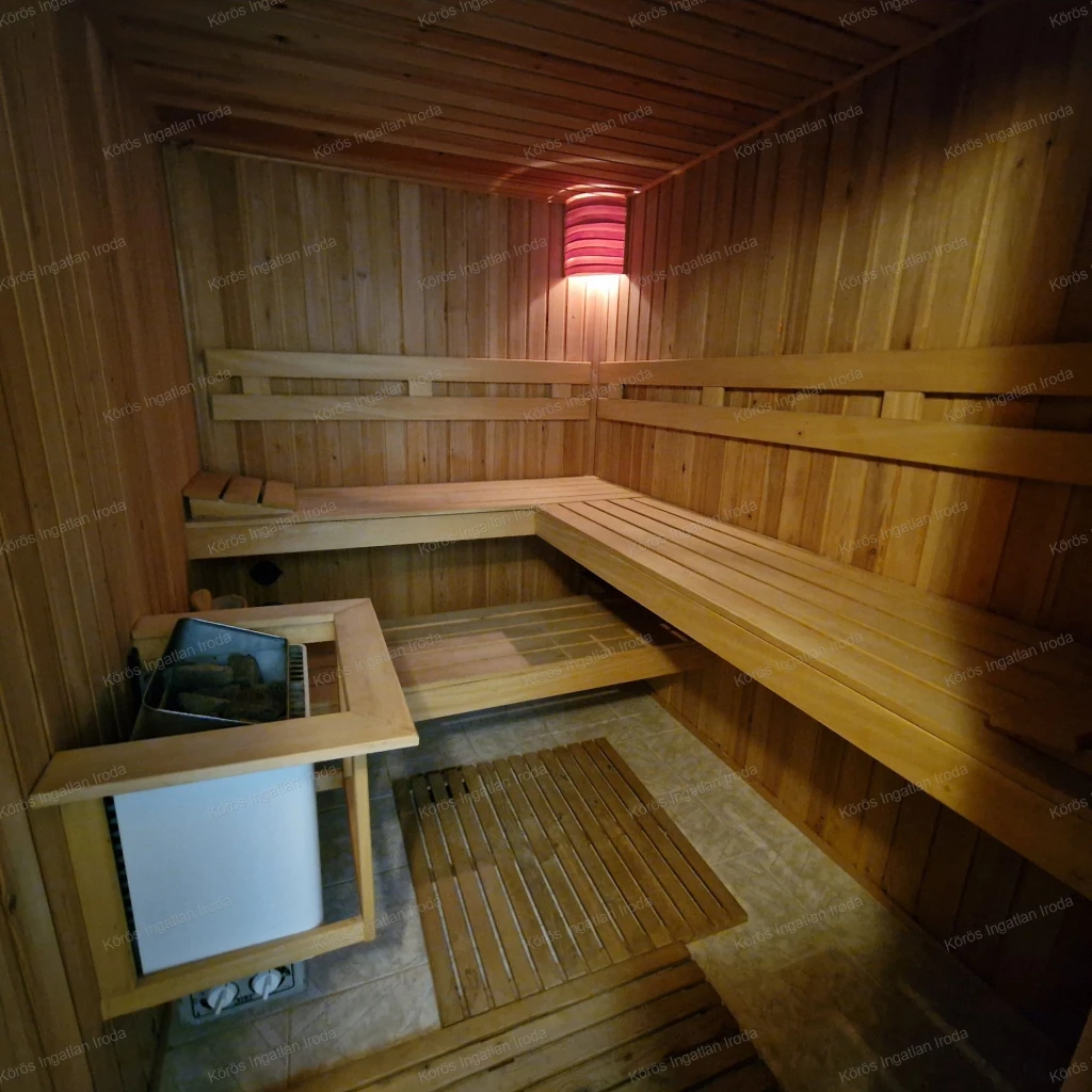 Szarvason családi ház beépített tetőtérrel és szaunával!