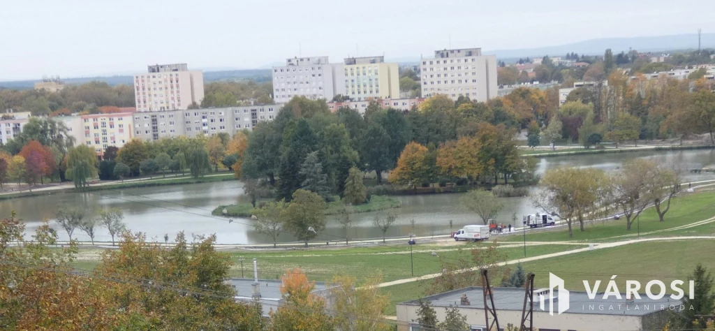 Egyedi felépítésű ház kilátással a csónakázó tóra Ajkán