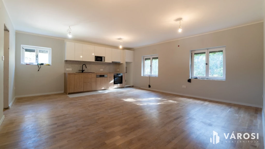 Első emeleti lakás az Aranyparton