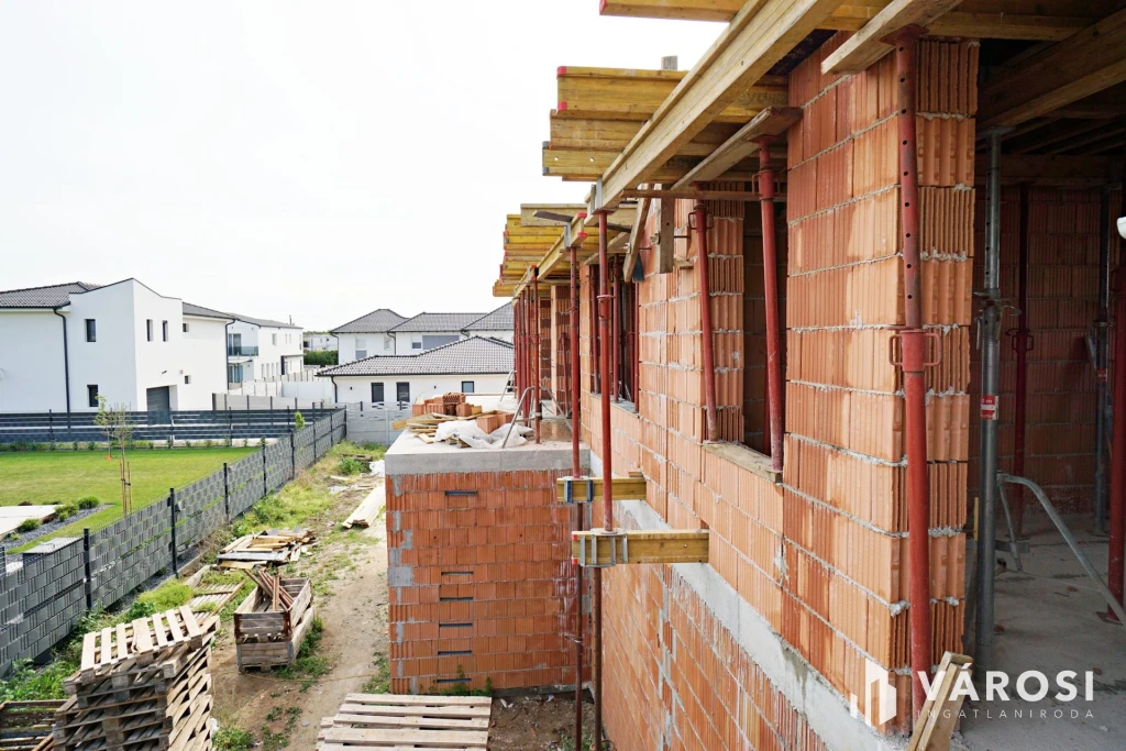 Eladó modern 4 szobás ikerfél nagy teraszokkal