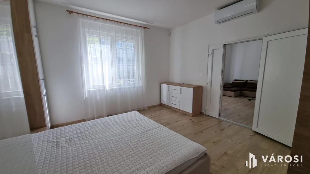 Katonaréten kiadó, bútorozott családi ház, kis udvarral!
