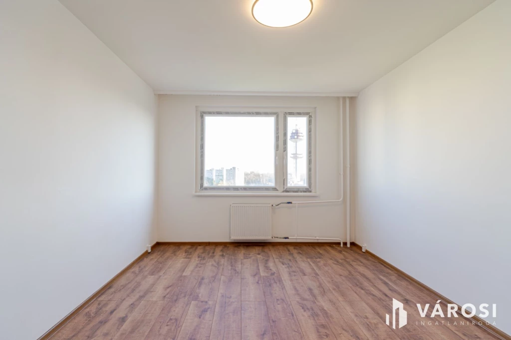 Teljesen felújított 3 szobás panel lakás a Deák Gimi mellett