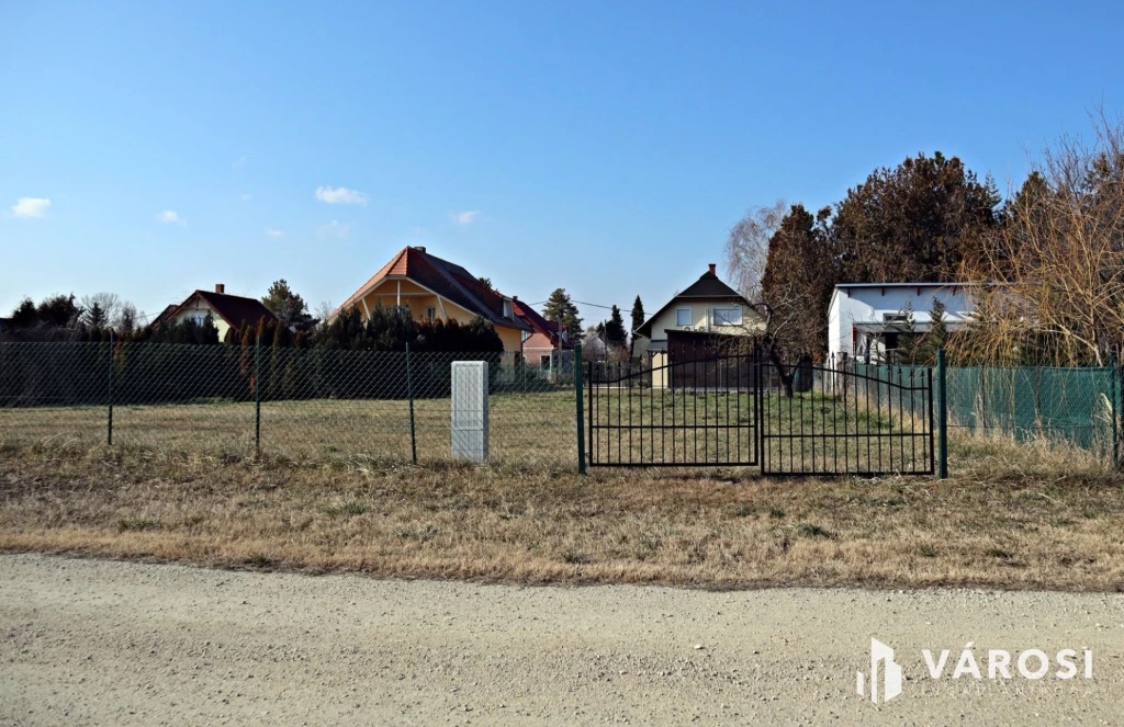 Balatontól 700 méterre, üdülőövezeti építési telek !